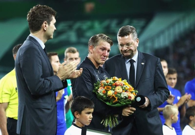 Schweinsteiger khóc trong lễ tri ân dành cho mình trước trận đấu. Ảnh: Getty Images