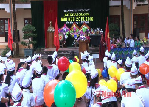  Toàn cảnh lễ khai giảng năm học mới tại Trường THCS Kim Sơn - Quế Phong.
