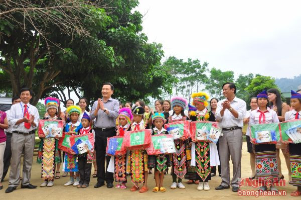 Lãnh đạo tỉnh và huyện Quế Phong trao tặng quà học sinh Trường Tiểu học Tri Lễ 2 vào đầu năm học mới. Ảnh: Trần Hải