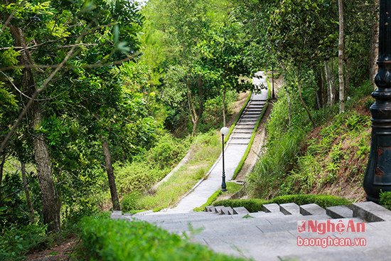 Xung quanh ngôi đền là con đường gồm nhiều bậc thang lên xuông sẽ thật thích thú khi tản bộ nơi đây và thả tầm mắt ngắm nhìn dòng Lam hiền hòa thơ mộng