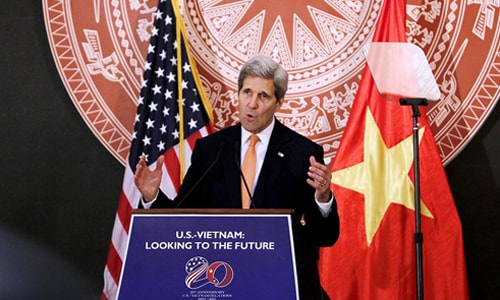 Ngoại trưởng Mỹ John Kerry phát biểu tại hội thảo kỷ niệm 20 năm bình thường hóa quan hệ hôm qua tại Hà Nội. Ảnh: Giang Huy