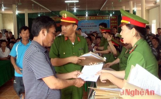 Các phạm nhân nhận quyết dịnh đặc xá