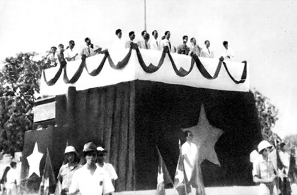 gày 02/9/1945, tại Quảng trường Ba Đình (Hà Nội), Chủ tịch Hồ Chí Minh trịnh trọng đọc Tuyên ngôn Độc lập, khai sinh nước Việt Nam Dân chủ Cộng hòa