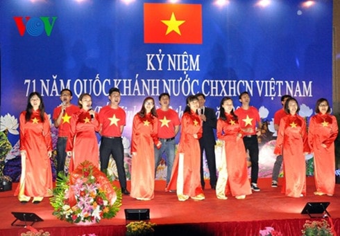 Tiết mục văn nghệ do các lưu học sinh thể hiện.