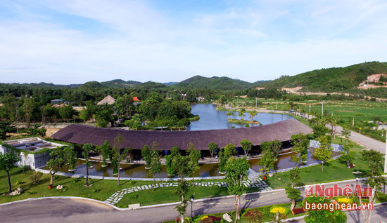 Theo đường tỉnh lộ 48, du khách sẽ về với Khu sinh thái Mường Thanh (tại xóm Đồng Nông, xã Diễn Lâm, huyện Diễn Châu).