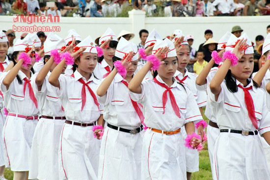 Màn chào cờ khi các cháu tiến qua lễ đài