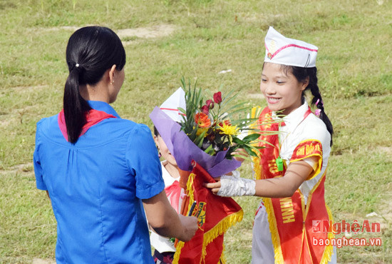  Trước khi vào phần thi, Chi đội trưởng chi đội xóm Hợp Thành tặng hoa cho Hội Đồng đội xã