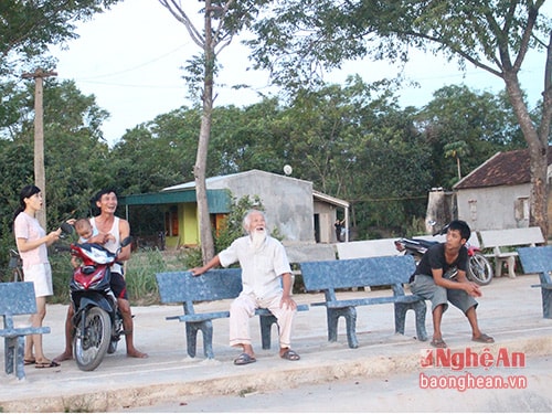 Mô hình máy bay thu hút sự thích thú của các em nhỏ, người dân trong vùng
