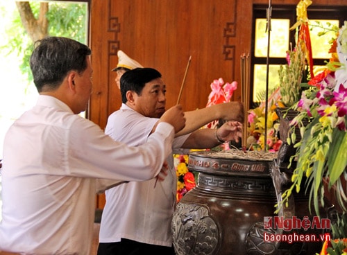 Các đồng chí lãnh đạo tỉnh dâng hương và lễ vật lên anh linh Chủ tịch Hồ CHí Minh.