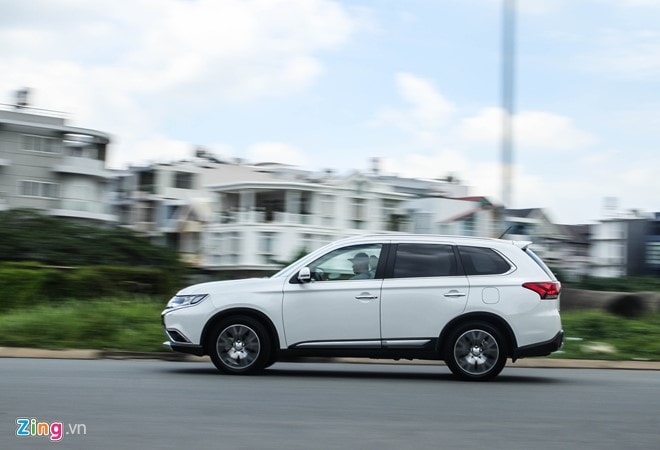 Mitsubishi Outlander: Nhieu trang bi, cho duoc 7 nguoi hinh anh 1