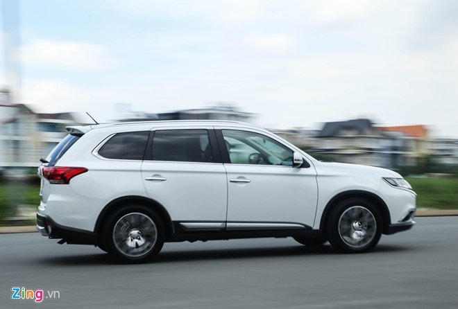 Mitsubishi Outlander: Nhieu trang bi, cho duoc 7 nguoi hinh anh 8