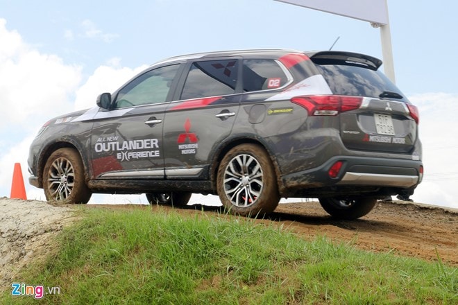 Mitsubishi Outlander: Nhieu trang bi, cho duoc 7 nguoi hinh anh 9