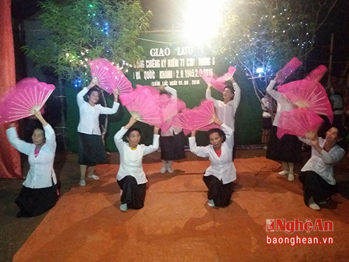 Tiết mục múa quạt của đồng bào dân tộc Thổ tại buổi giao lưu văn nghệ ở xã Nghĩa Khánh, Nghĩa Đàn