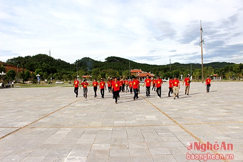Ngay từ sáng sớm nhiều đoàn phượt của thanh niên đã có mặt tại Truông Bồn