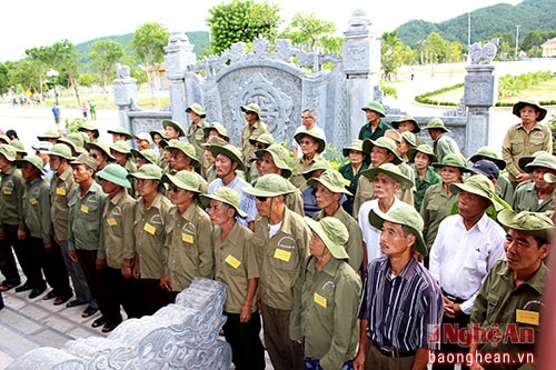 Đoàn người có công huyện Diễn Châu thành kính trước mộ của các anh hùng liệt sĩ Truông Bồn.