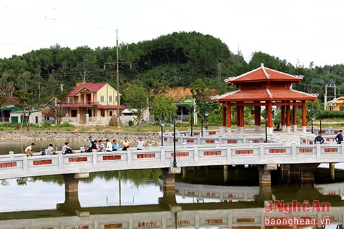 Nhiều tốp thanh niên ở xa đến Truông Bồn bằng xe máy và thích thú với phong cảnh được tôn tạo ở đây.