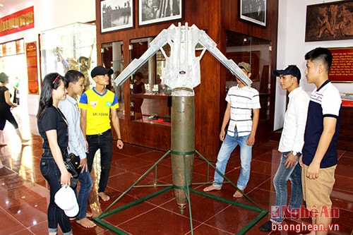 Nhiều bạn trẻ đã đứng rất lâu trước quả bom từ trường, loại bom mà Mỹ đã từng ném xuống Truông Bồn. Ngày quốc khánh về thăm Truông Bồn đã để lại trong lòng người bao niềm xúc động, thành kính và tự hào về truyền thống của quê hương .