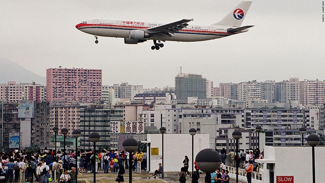 Các phi cơ từ sân bay Kai Tak  bay sát những tòa nhà cao tầng ở Hong Kong.