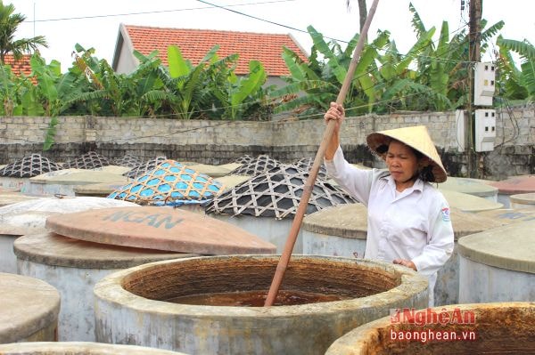 Làm nước mắmhàng hóa ở phường Quỳnh Dị.