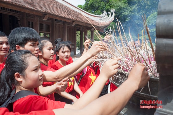 Các đoàn viên thắp nén hương lên anh linh của vị Chủ tịch và tự hứa sẽ cố gắng học tập lao động, cống hiến hết mình cho đất nước cho xã hội