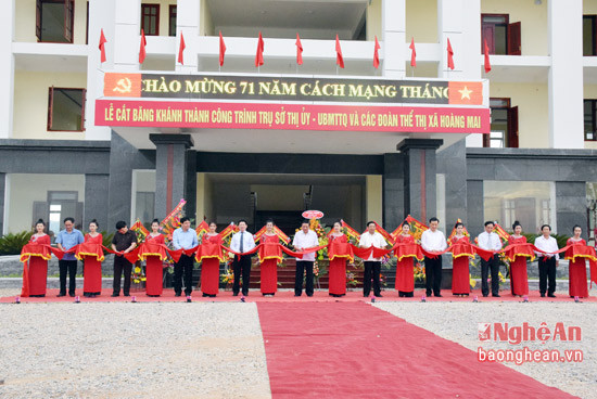 Các đại biểu cắt băng khánh thành trụ sở làm việc Thị ủy Hoàng Mai.