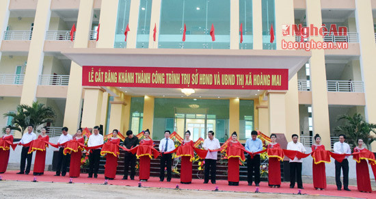 Cắt băng khánh thành trụ sở làm việc HĐND, UBND Thị xã Hoàng Mai