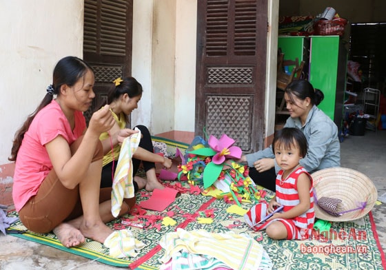 Dù côn trình đang giở dang nhưng các giáo viên đã đến điểm trường mới để bắt đầu trang trí lớp học