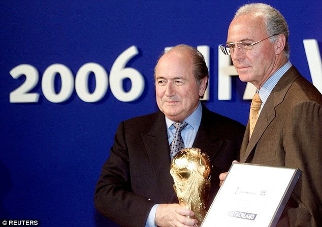 Beckenbauer (phải) bị tố cáo tham nhũng. Ảnh: Daily Mail