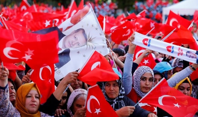 Người dân vẫy cờ ủng hộ Tổng thống Thổ Nhĩ Kỳ Tayyip Erdogan. Ảnh: Reuters.