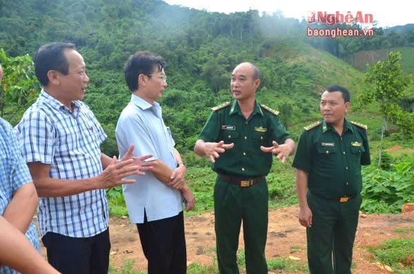 Lãnh đạo Hội Nông dân tỉnh chia sẻ kinh nghiệm với cán bộ Đồn Biên phòng Phúc Sơn về xây dựng mô hình.