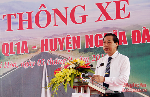 Đồng chí Nguyễn Hồng Kỳ - Giám đốc Sở GTVT báo cáo tiến độ thi công tuyến đường.