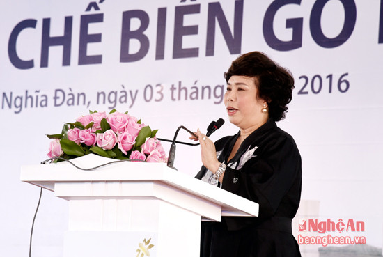 bà Thái Hương, Chủ tịch Tập đoàn TH, cam kết Nhà máy gỗ Nghệ An đi vào hoạt động sẽ mang lại lợi ích lâu dài bền vững cho nhân dân vùng dự án