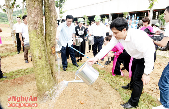 Phó Thủ tướng Vương Đình Huệ và các đồng chí lãnh đạo tỉnh trồng cây lưu niệm tại khuôn viên Nhà máy