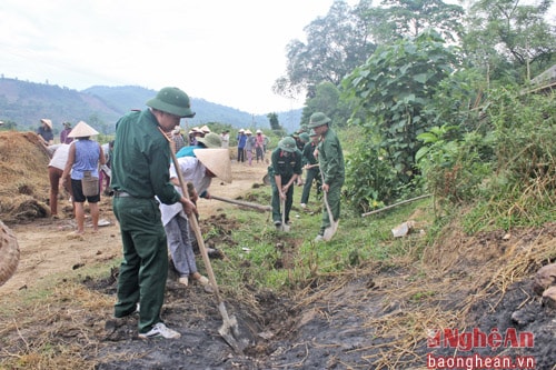  Cán bộ, chiến sỹ Ban chỉ huy Quân sự huyện Quỳ Châu cùng bà con bản Cằng làm đường giao thông nông thôn.