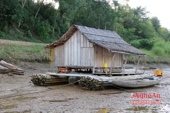 Thủy điện ngăn nước khiến lòng sông khu vực gần chân đập cạn khô