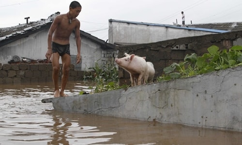 Người Triều Tiên trong trận lụt hồi tháng 7/2012 ở thành phố Anju, tỉnh South Phyongan. Ảnh: AP.