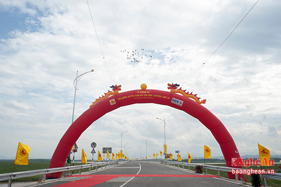 Cầu đường bộ Yên Xuân trước giờ thông xe.