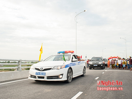 Những chiếc xe đầu tiên lưu thông trên cầu đường bộ Yên Xuân.