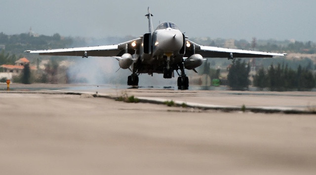 Máy bay ném bom Su-24 của Nga tại căn cứ Hmeimim ở Syria. Ảnh: Sputnik