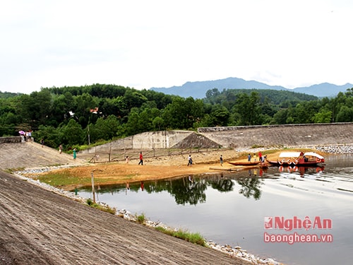 Hồ thủy lợi Cầu Cau ở xã Thanh An với những đảo chè “chẳng nơi nào có được”, những ngày qua luôn tấp nập người. Gần chục chiếc thuyền máy lẫn thuyền chèo của các hộ dân làm dịch vụ, lúc cao điểm vẫn không đáp ứng đủ nhu cầu vận chuyển.