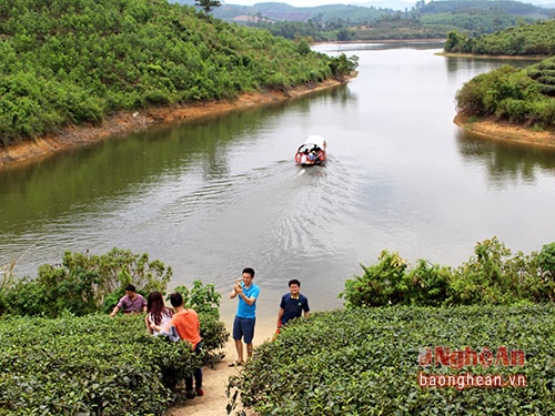 2Khách mới lên bờ đã làm dáng chụp hình liền