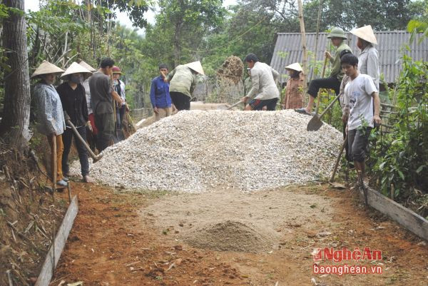 Nhờ nguồn xi măng hỗ trợ, người dân tích cực tham gia làm đường giao thông nông thôn,ảnh tư liệu,  minh họa