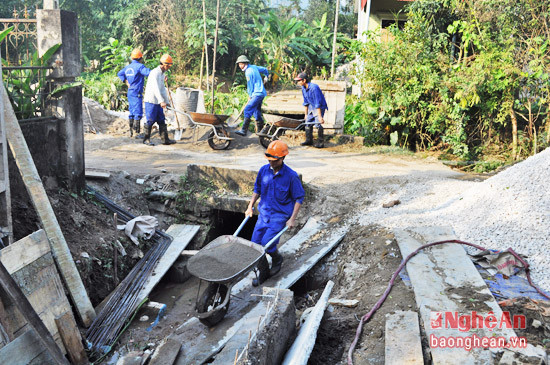 Bê tông kênh mương và đường giao thông nông thôn tại xã Quế Sơn, Quế Phong,ảnh tư liệu, minh họa