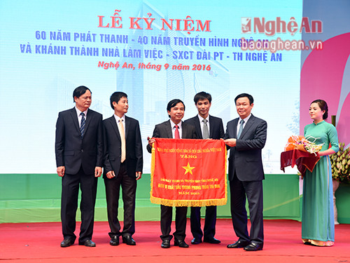 Phó Thủ tướng Vương Đình Huệ trao cờ thi đua xuất sắc của Thủ tướng Chính phủ 
