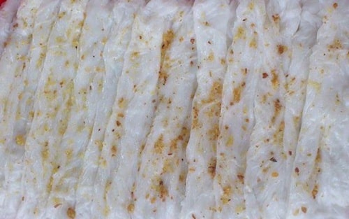 Bánh mướt xáo trứng Bánh mướt có cách chế biến giống bánh cuốn ở miền bắc, tuy nhiên loại bánh này không được làm từ gạo thơm hảo hạng như những loại bánh cuốn nổi tiếng mà chỉ dùng bột xay từ các loại gạo bình thường. Sự mộc mạc của nguyên liệu khiến thực khách bất ngờ khi bánh có độ bóng, dẻo dai đặc biệt. Bánh mướt là món ăn sáng phổ biến ở Vinh, thường dùng kèm với xáo trứng, xáo lòng, xáo vịt. Địa chỉ ăn bánh mướt xáo trứng khá lâu đời là 15 Trần Phú, giá từ 20.000 – 30.000 đồng. 