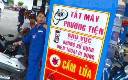 cham thuoc hut sau khi do xang, nam thanh nien bi lua thieu hinh 0