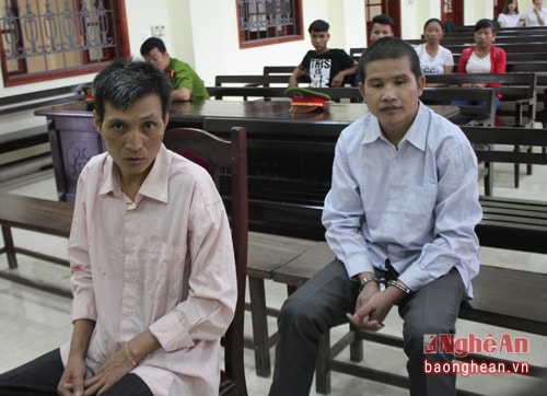 Hai bị cáo Hoài và Thìn tại tòa