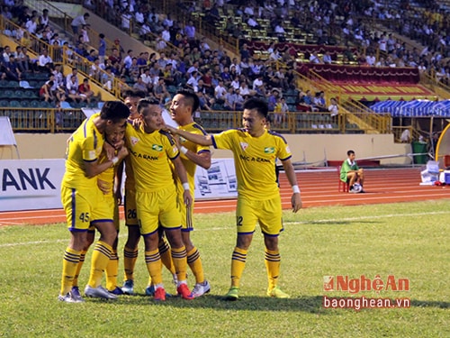 Các cầu thủ SLNA ăn mừng bàn thắng nâng tỉ số lên 2-0.