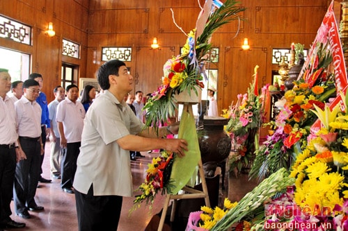 biểu dâng hoa lên anh linh Chủ tịch Hồ Chí Minh.