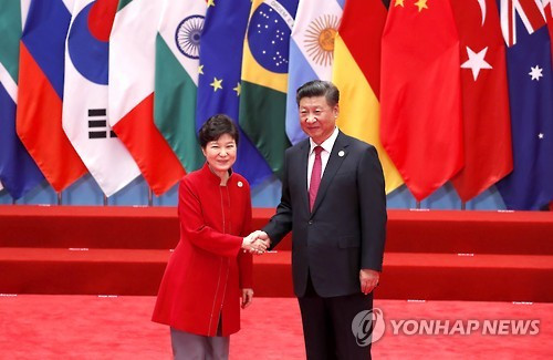 Tổng thống Hàn Quốc Park Geun-hye (trái) và Chủ tịch Trung Quốc Tập Cận Bình tại Hội nghị thượng đỉnh G20 đang diễn ra tại Hàng Châu, Trung Quốc. Ảnh: Yonhap.